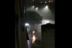 Motoboy na tempestade emociona colegas