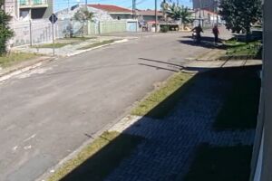 Tarado passa mão na bunda de mulher e foge na Vila Anahy