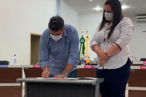 Riedel assina convênio de obras em Naviraí e regulariza imóveis em Itaquiraí