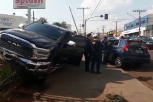 Carro de Ellen Genaro subiu a calçada após colidir com outro carro