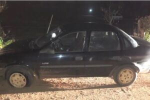 Carro foi abandonado após ladrões bateram o veículo