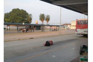 Homem desce de ônibus, coloca pênis para fora e urina em terminal de Campo Grande