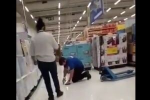 Funcionário é obrigado e limpar chão do Carrefour