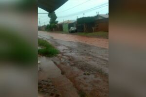 Em dia de chuva, rua fica alagada e intransitável no Ramez Tebet