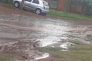 Em dia de chuva, a rua vira lamaçal e intransitável