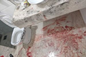 Banheiro do quarto ficou com poças de sangue após ataque do pastor em vítima