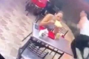 Homem abandona namorada durante assalto e mulher continua comendo lanche (Vídeo)
