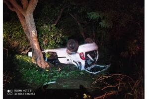 Carro capota e mata idosos em Água Clara