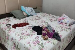 Menina estava embaixo dos travesseiros no quarto da mãe