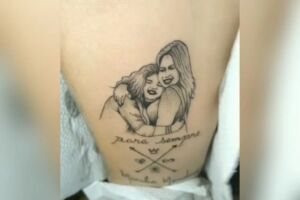Fã tatuou uma foto com a artista