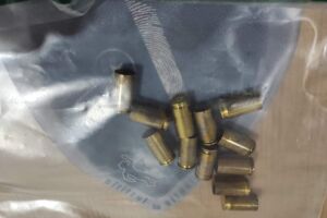 Pelo menos 12 cápsulas foram recolhidas do local do crime