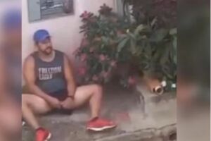 Homem senta em calçada e se masturba na frente de crianças (vídeo)