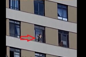 Menino pendurado em janela assusta moradores
