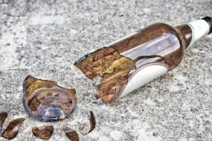 Rapaz cobra dívida e tem garrafa quebrada na cabeça em posto de combustíveis