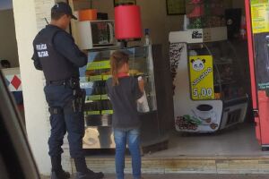 Policial foi flagrado pagando um lanche para a menina