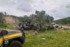 Caminhão ficou destruído após acidente na Serra de Maracaju