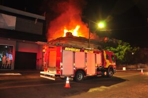 Incêndio de grandes proporções mobiliza Bombeiros em comércio da Capital