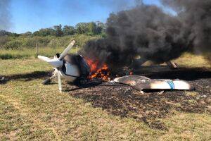 Avião incendeiam aeronave caída