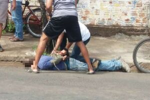 Bandido invade Pet Shop e termina espancado na Manoel da Costa Lima