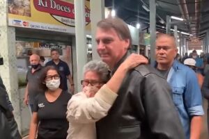 Bolsonaro recebeu carinho de eleitora