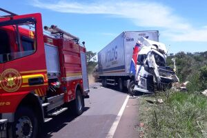Uma das carretas ficou com a frente completamente destruída