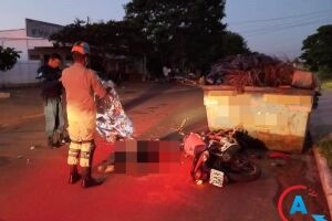 Motociclista de 20 anos bate em caçamba de entulhos e morre