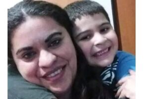 Policial chora ao encontrar criança morta de braços abertos no colo da mãe em Ponta Porã