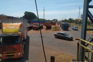 Com lentidão na liberação de mercadorias na alfândega de Ponta Porã e estacionamento cheio, fila de caminhões estacionados começa a ocupar ruas próximas ao prédio