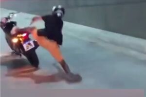 Homem caiu da moto após tentar manobra