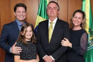 Sem passaporte da vacina, esposa e filha de Mario Frias são expulsas de hotel