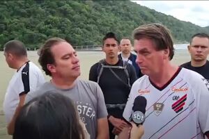 Bolsonaro dava entrevista a uma rede de televisão