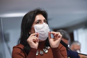 Simone apedreja e afaga o PT