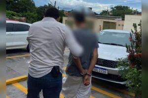 Homem bateu cabeça da sobrinha contra o meio-fio