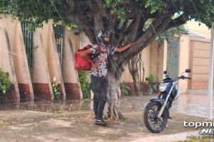 Motociclista se protegeu da chuva embaixo da árvore