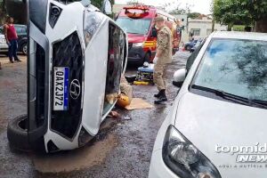 Veículo ficou com as rodas para o ar