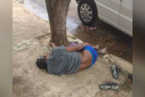 Idoso ficou caído em uma calçada em frente à Unidade de Saúde