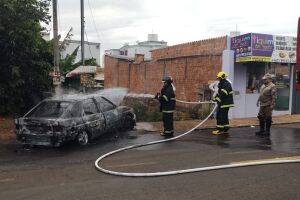 Motorista atropela lixeira e carro pega fogo em Campo Grande