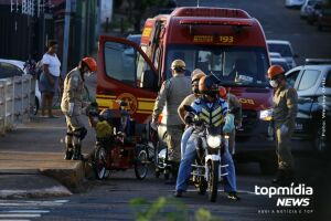 O homem foi contido e resgatado pelo Corpo de Bombeiros