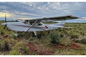 Aeronave roubada &eacute; abandonada em fazenda no Paraguai