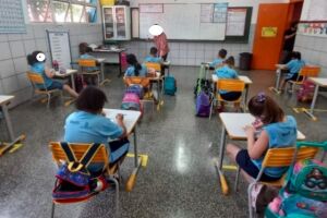 Alunos devem entrar nas escolas 15 minutos antes do início das aulas