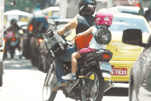 Mulher é ameaçada com pistola de airsoft por carregar criança em motocicleta no  Guanandi