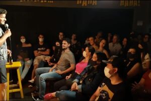 Fred inova com piadas da cidade e bar vem ganhando público