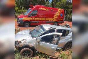 Veículo ficou bastante destruído após capotar na estrada
