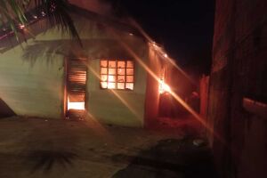 Imóvel foi incendiado por moradores da região