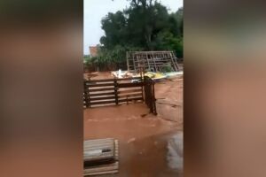 Chuva praticamente entra na casa do morador