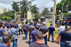 Dezenas de servidores protestaram em frente a Prefeitura de Campo Grande