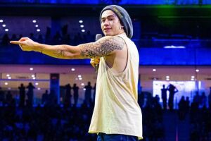 Whindersson faz leilão com roupas de famosos para ajudar Bahia