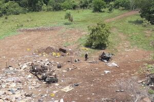 Veículo ficou totalmente destruído após a queda