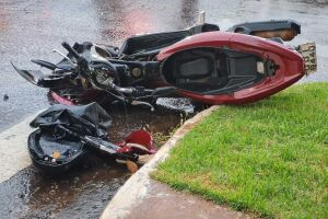 Motocicleta ficou destruída após a batida