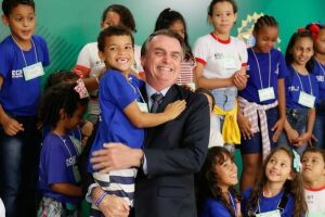 Bolsonaro oficializa aumento aos professores